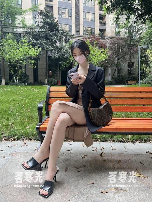 陈妮妮UNI 微密圈 - 陈妮妮UNI的作品集:当奶牛遇见春日草原分享几张让我嘴角上扬的照片。