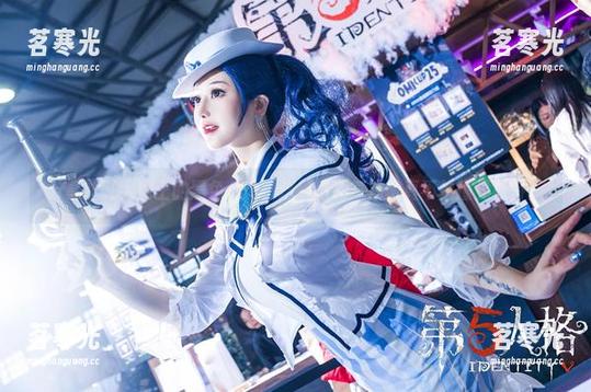 露儿大魔王 分享露儿大魔王的黑色cos,这颜值和气场,真不怕撞见模特。