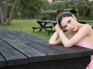 青豆客 - 看！尤美Yumi在苏梅岛的写真图册里上演‘海滩上的优雅绅士’剧，演技爆表！