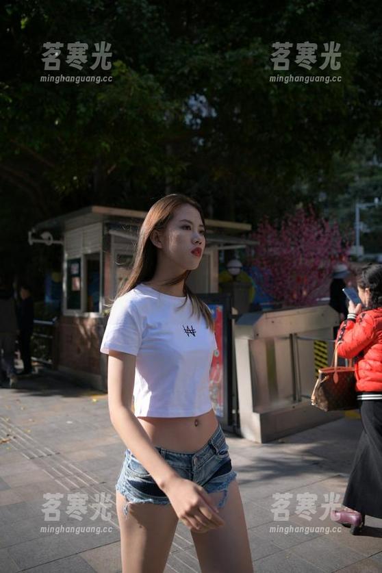 魔镜街拍-萌宝儿 魔镜街拍 - 哈哈镜前的超现实,萌宝儿和她的包臀裙肉丝,免费又出奇的作品