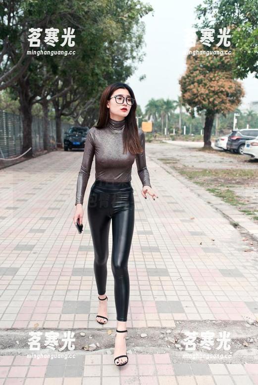魔镜街拍 魔镜街拍的照片合集,范家辉不吝啬拍芝芝的黄色包臀裙,果然艳丽惹眼。